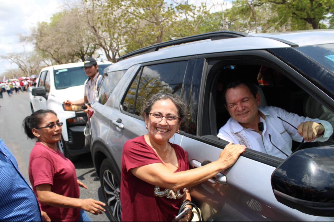 El candidato fue acompañado por cientos de yucatecos El candidato fue acompañado por cientos de yucatecos