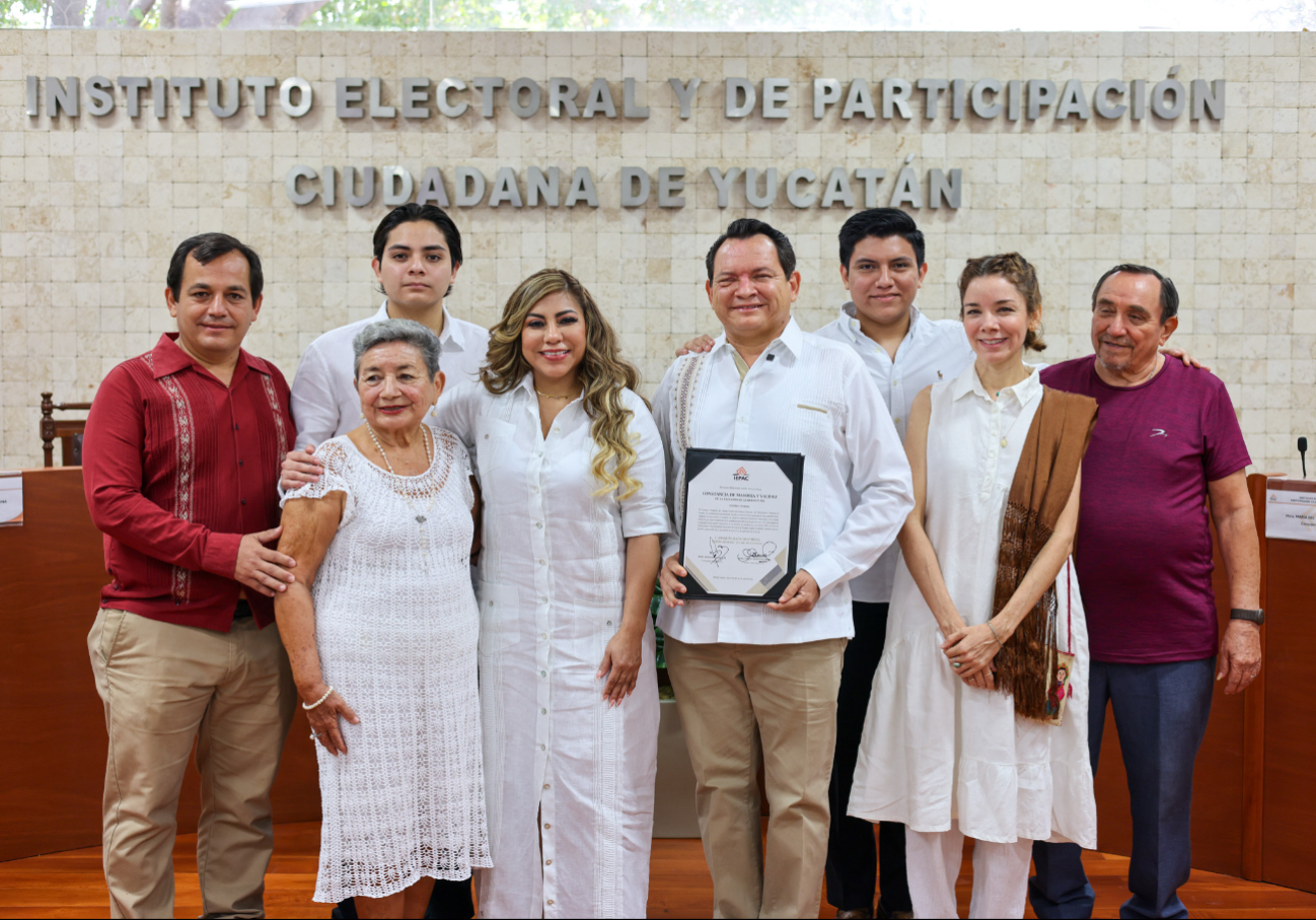 Mauricio Vila felicita Joaquín Díaz Mena tras recibir su constancia de mayoría como Gobernador Electo de Yucatán