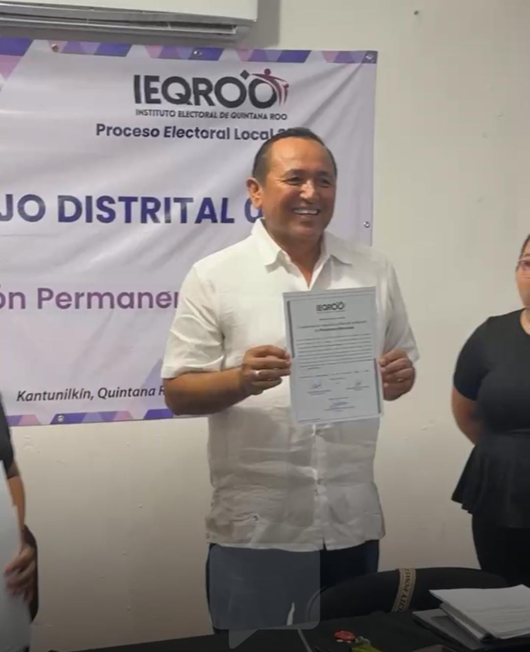 Nivardo Mena recibe su constancia mayoritaria Nivardo Mena recibe su constancia mayoritaria