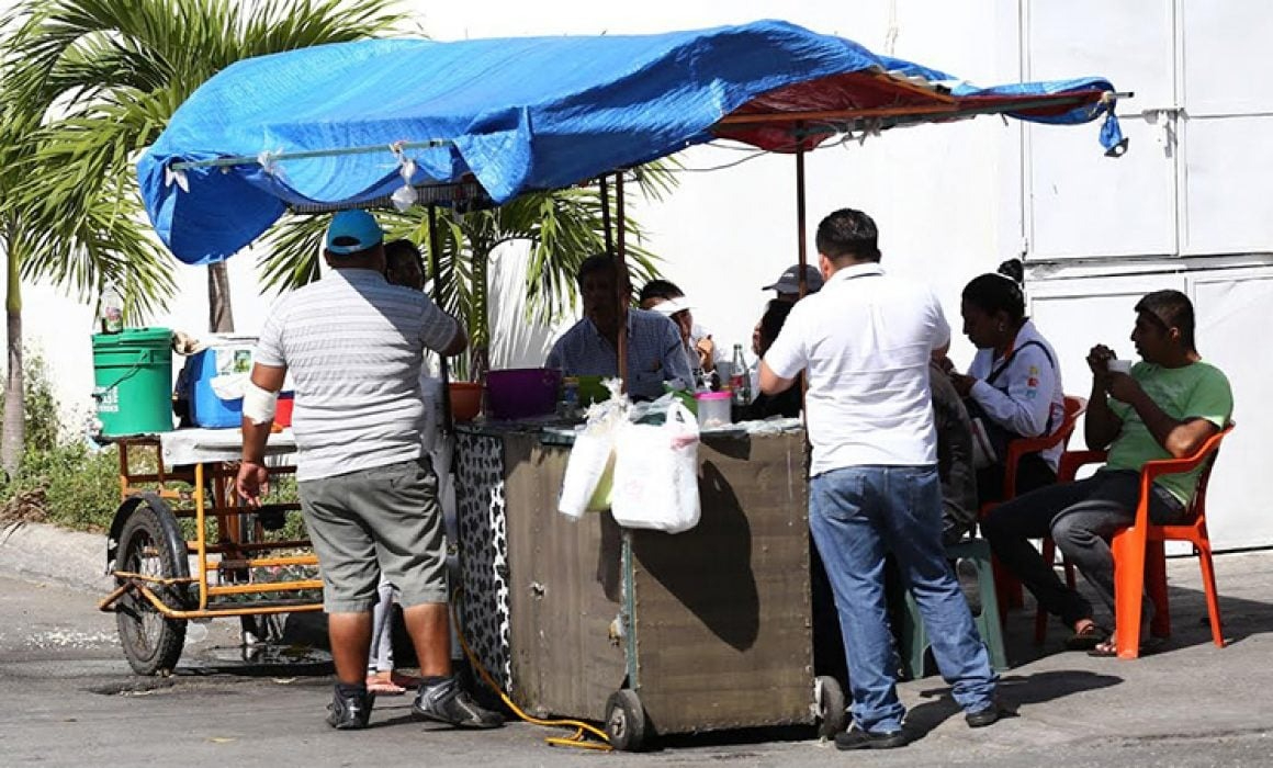 El consumo de alimentos con muchas calorías, grasas y azúcar. El consumo de alimentos con muchas calorías, grasas y azúcar.