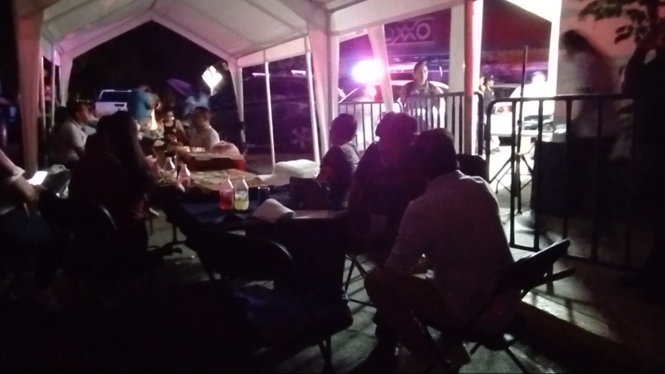 Simpatizantes aguardan por la entrega de la constancia a Estefanía Mercado Simpatizantes aguardan por la entrega de la constancia a Estefanía Mercado