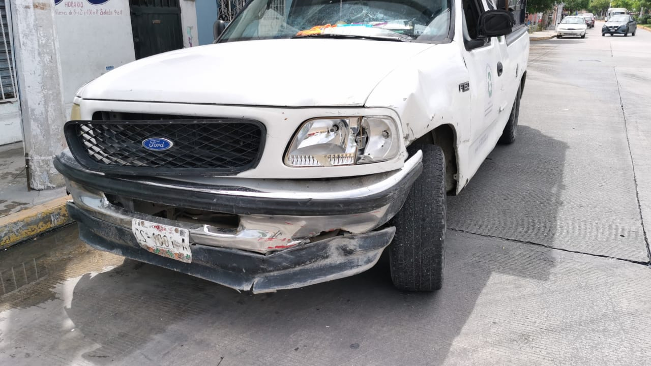 A pesar del fuerte impacto, solo se reportaron daños materiales y problemas de tráfico. A pesar del fuerte impacto, solo se reportaron daños materiales y problemas de tráfico.