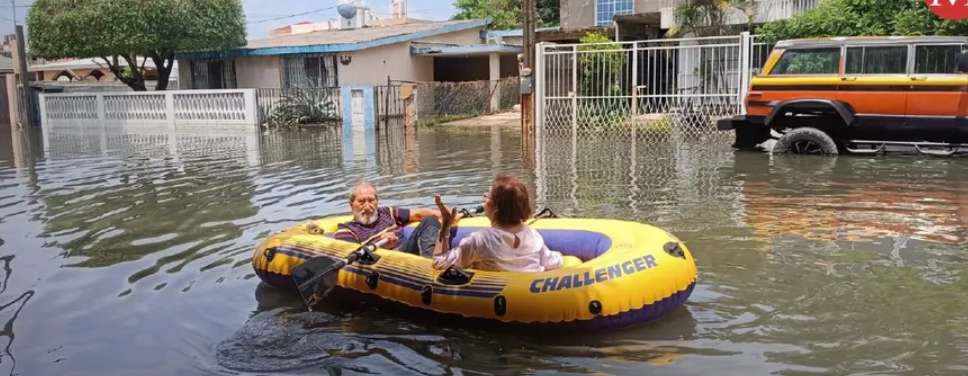 Abuelitos salen a la tienda en lancha inflable tras inundaciones en Tamaulipas / MILENIO Abuelitos salen a la tienda en lancha inflable tras inundaciones en Tamaulipas / MILENIO