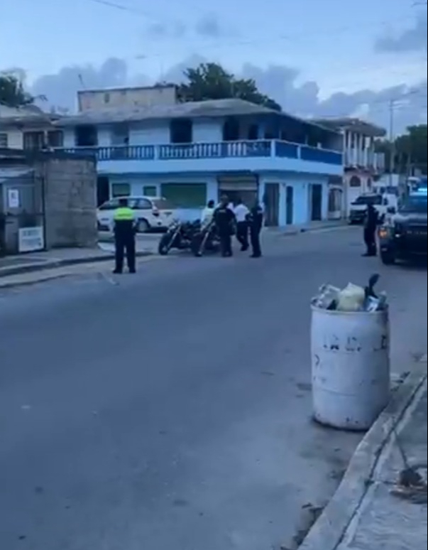 Agentes policiacos acudieron a la escena del crimen en Playa del Carmen Agentes policiacos acudieron a la escena del crimen en Playa del Carmen