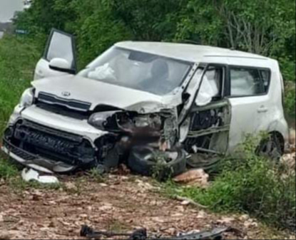 Al perder el control del volante, el conductor invadió el carril contrario y colisonó de frente Al perder el control del volante, el conductor invadió el carril contrario y colisonó de frente
