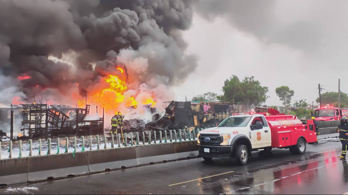 Así fue el incendio registrado cerca del AICM, en límites de Nezahualcóyotl: VIDEO