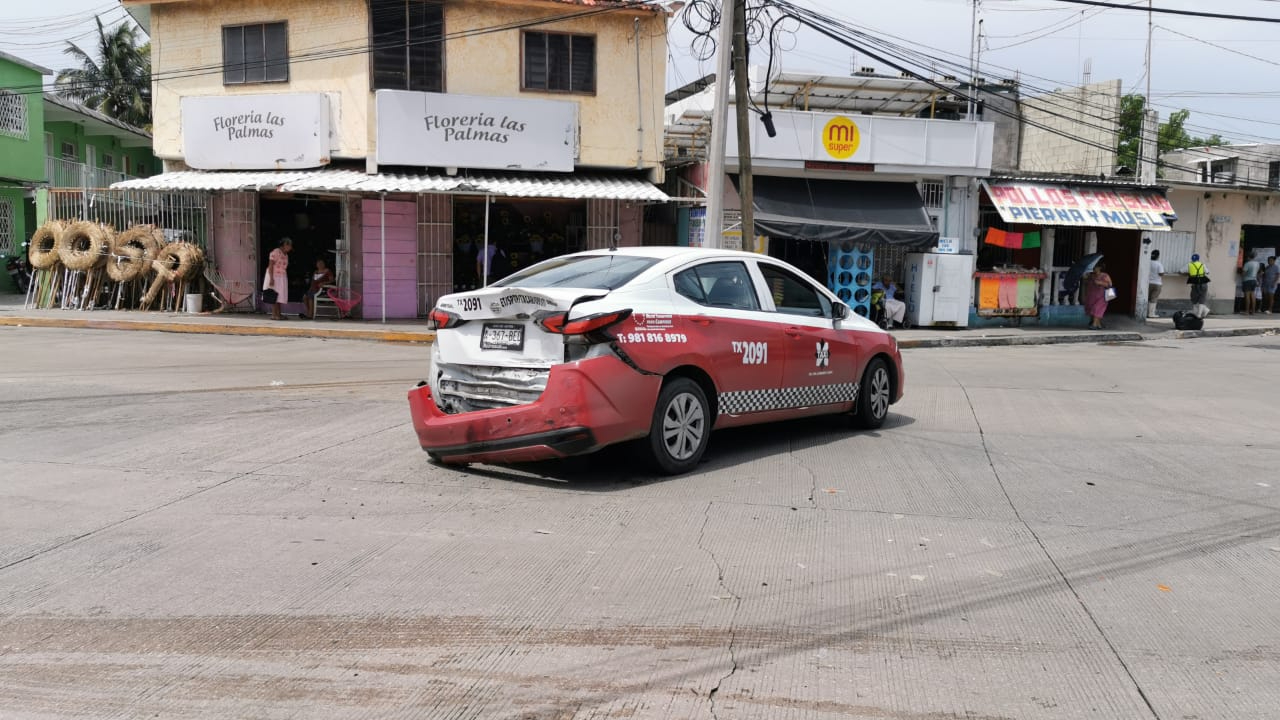 Fuerte choque entre camioneta de y taxi en Ciudad del Carmen