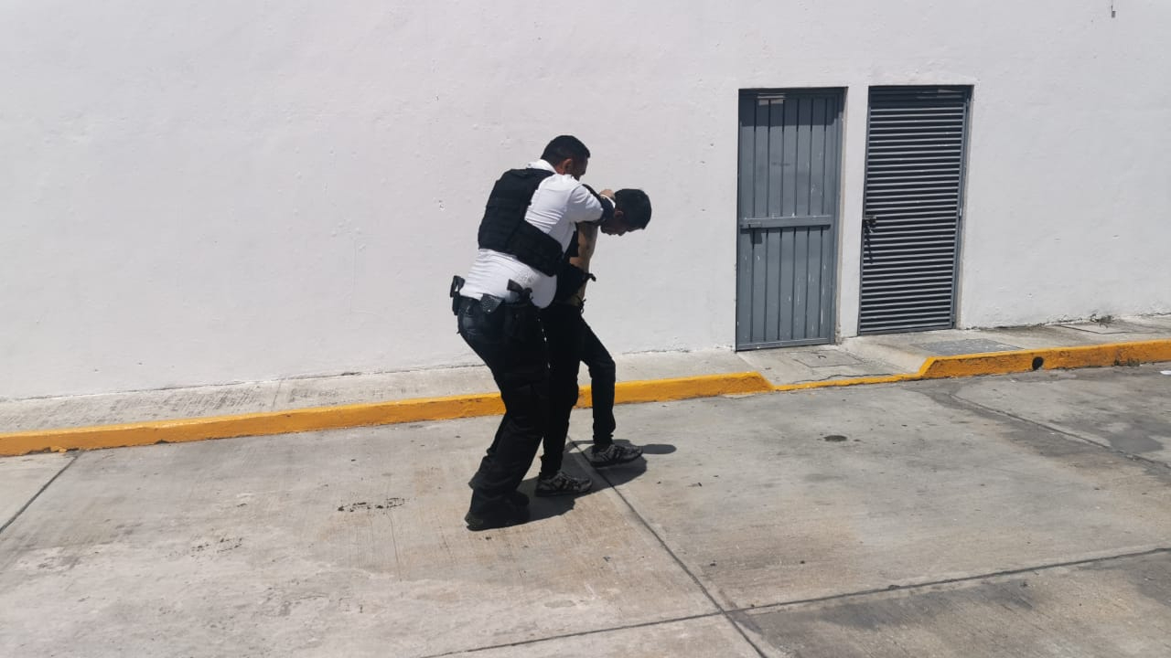El delincuente portaba navaja tipo cutter; fue arrestado y llevado a la Vicefiscalía. El delincuente portaba navaja tipo cutter; fue arrestado y llevado a la Vicefiscalía.