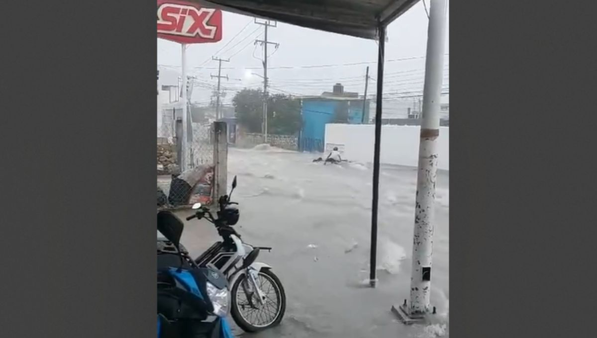 Corriente arrastra a motociclistas en calles de Campeche: VIDEO