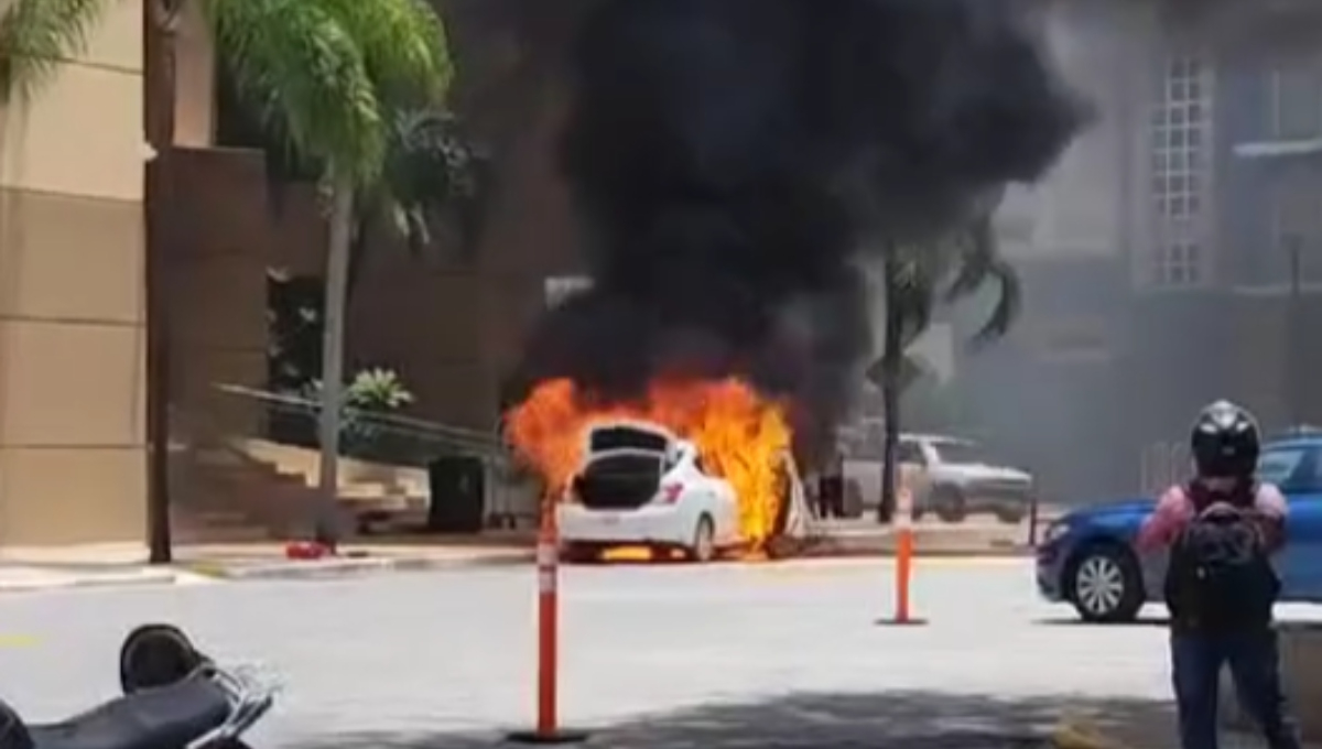 El taxi fue consumido en su totalidad por el fuego El taxi fue consumido en su totalidad por el fuego