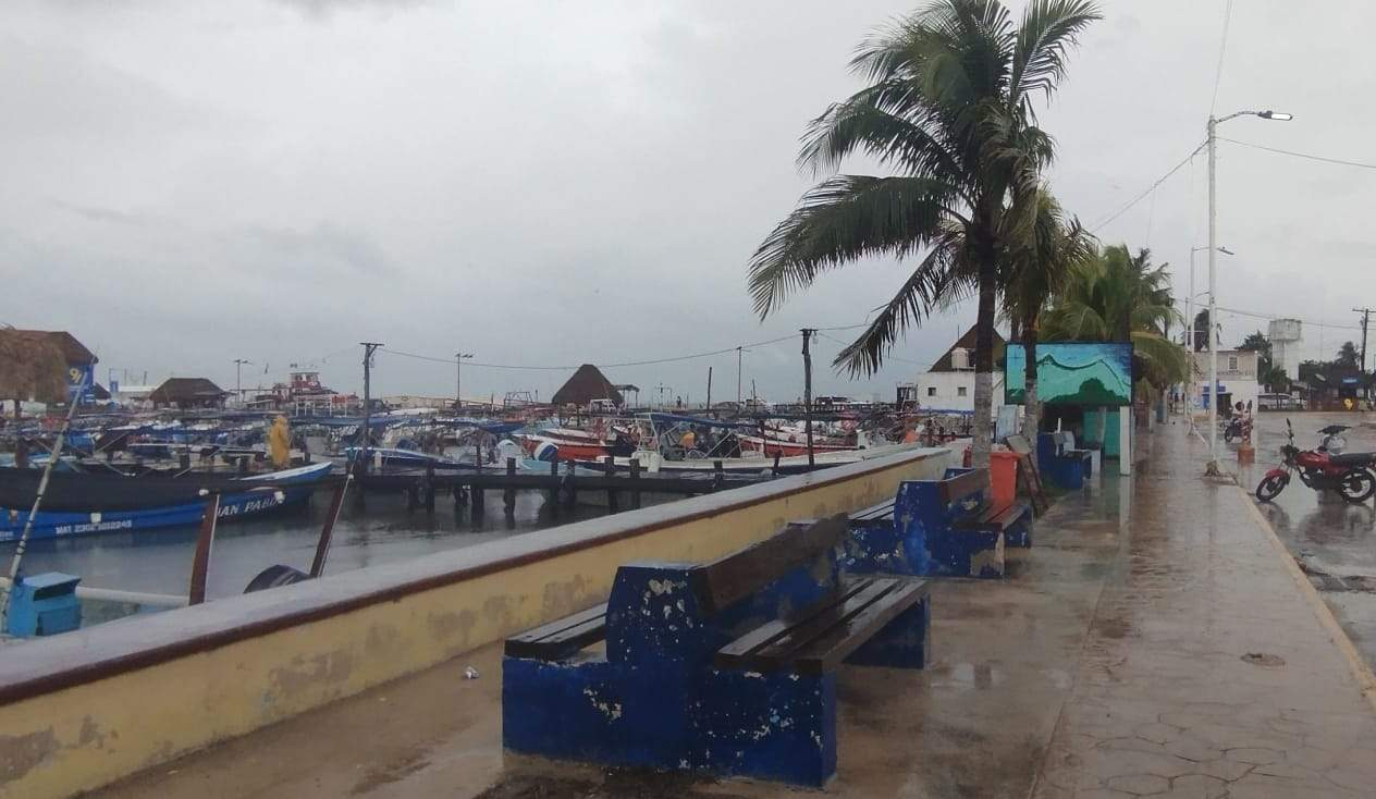 Más 150 embarcaciones permanecen en el puerto de Chiquilá, por las lluvias Más 150 embarcaciones permanecen en el puerto de Chiquilá, por las lluvias