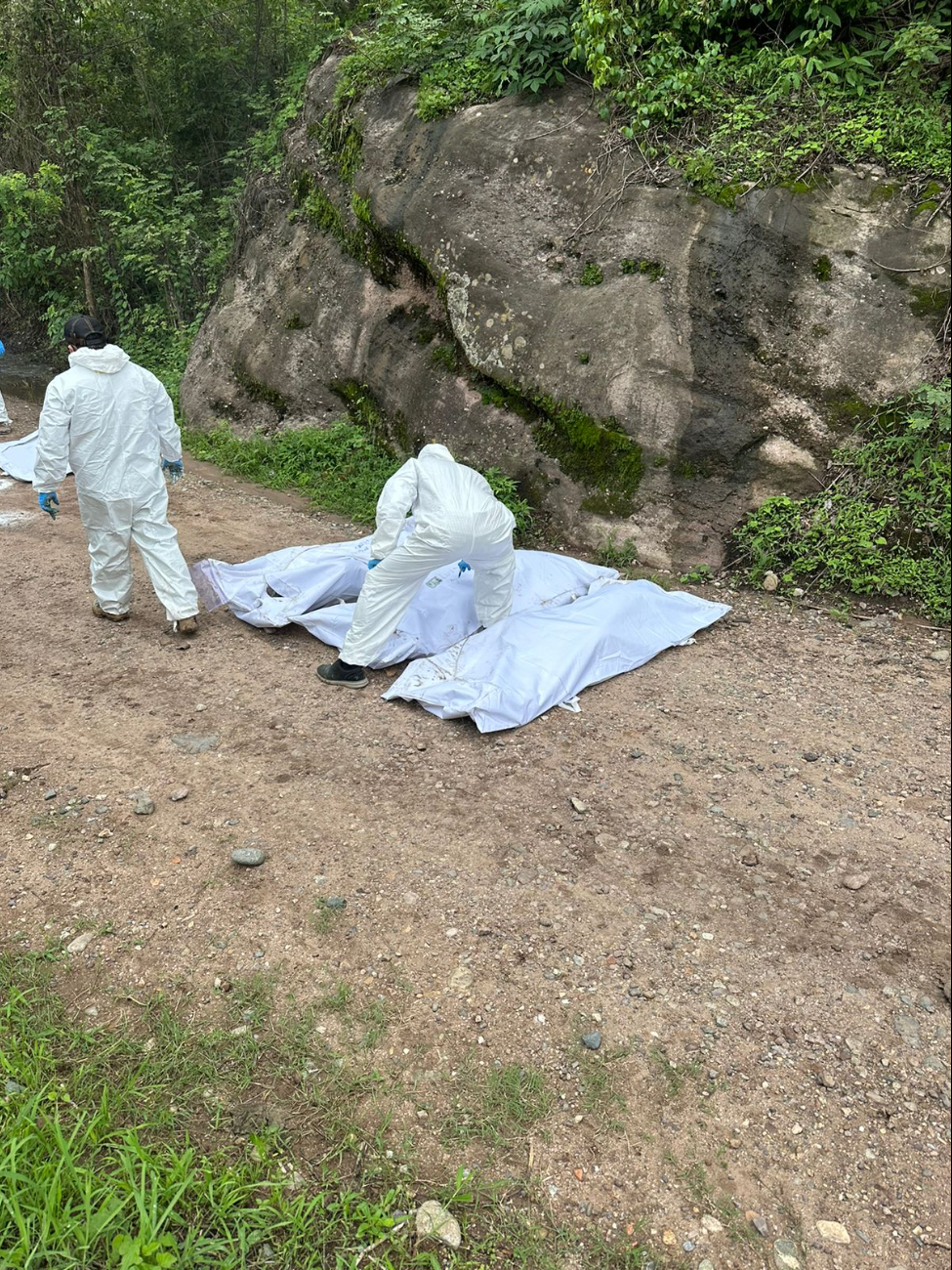 Peritos de la Fiscalía cubren cuerpos en Chiapas Peritos de la Fiscalía cubren cuerpos en Chiapas