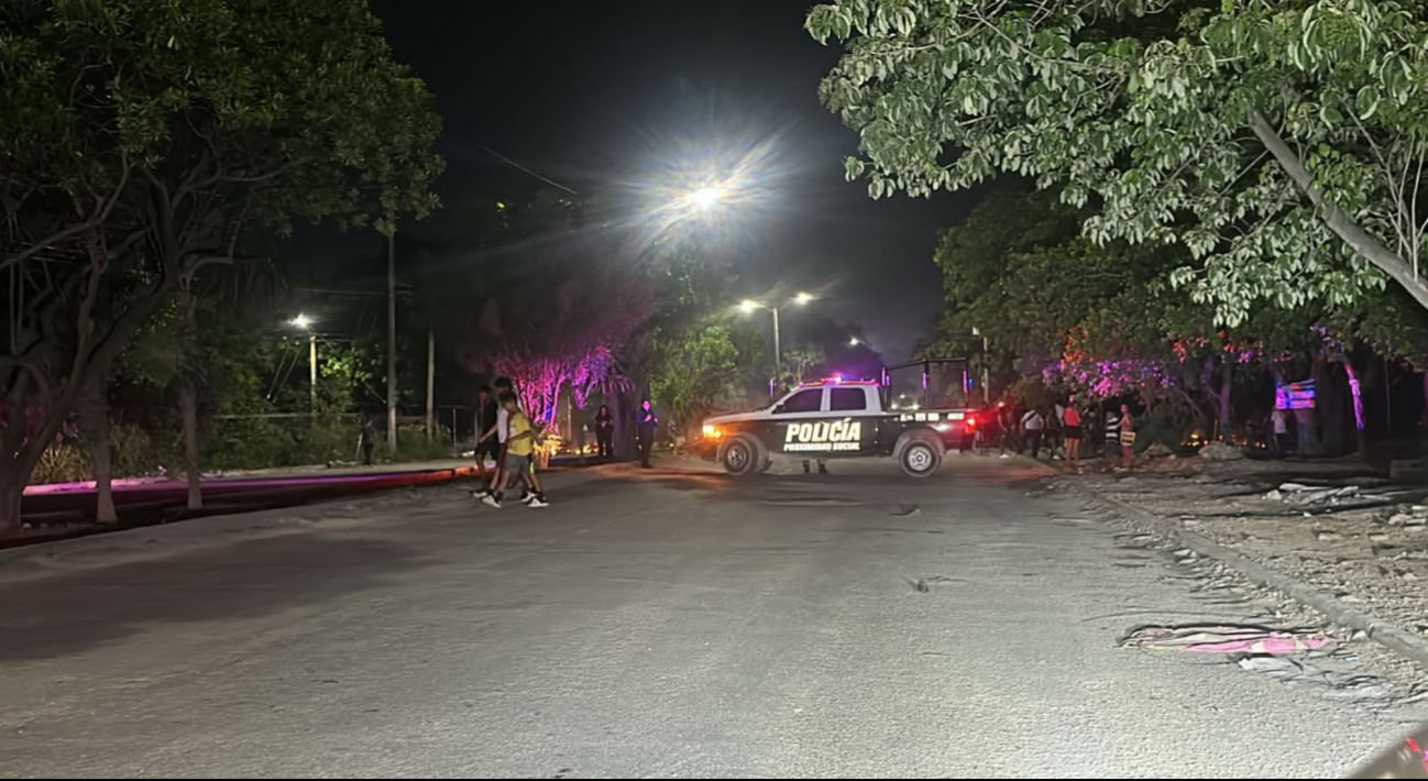 Policías rodean el área en Cancún Policías rodean el área en Cancún