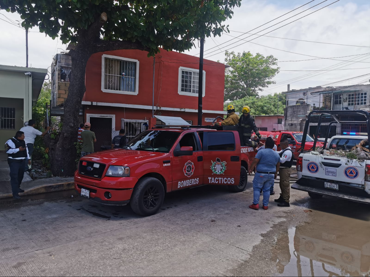 Rescatan a familia atrapada en incendio en Ciudad del Carmen