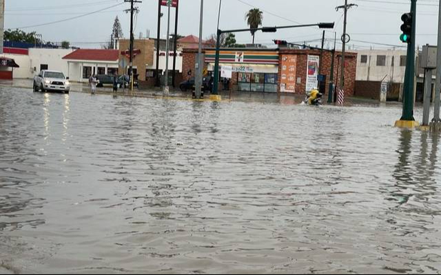 Tras las inundaciones registradas en Tamaulipas, abuelitos salen a la tienda en lancha inflable Tras las inundaciones registradas en Tamaulipas, abuelitos salen a la tienda en lancha inflable