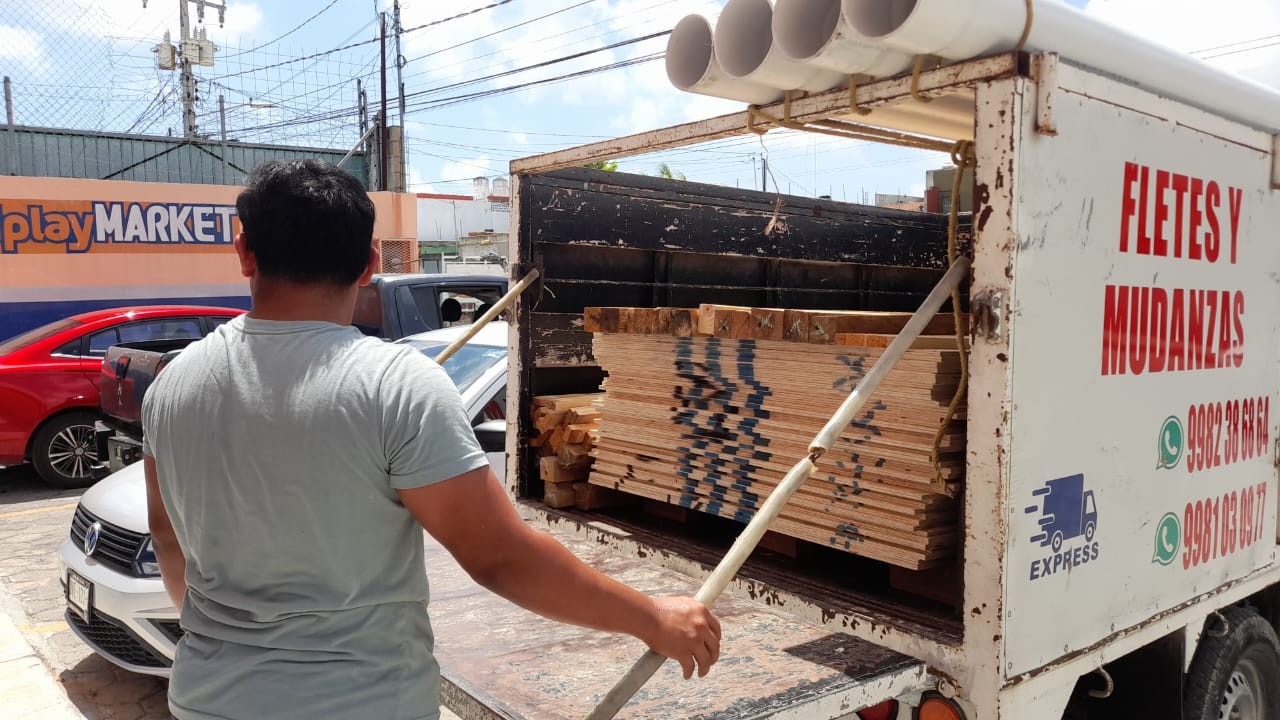 Vecinos se llevan las maderas para proteger sus casas Vecinos se llevan las maderas para proteger sus casas