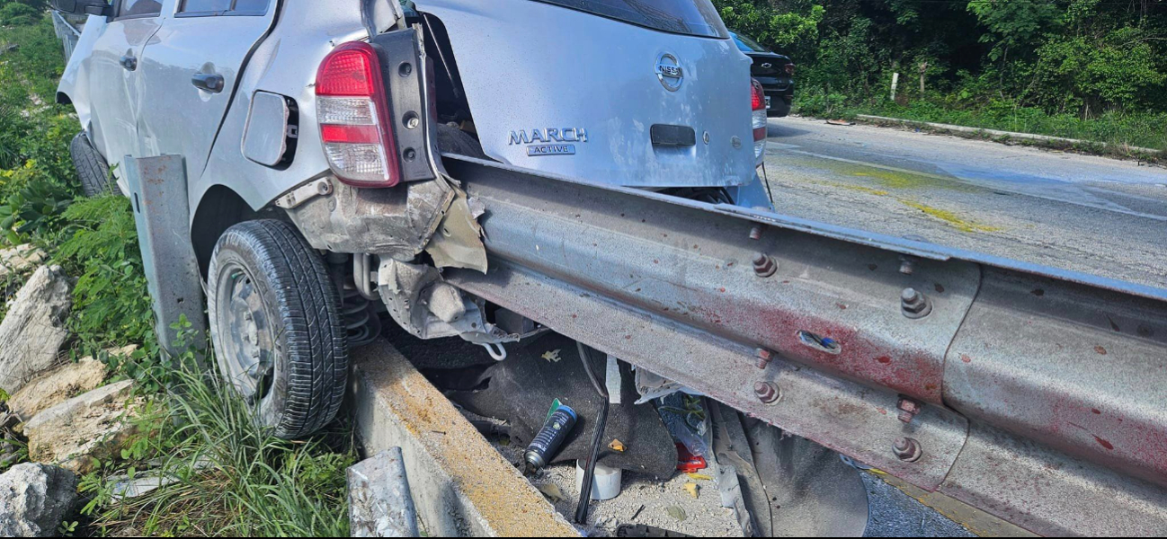La valla metálica atravesó el carro, dejando al conductor con una herida expuesta en la ingle La valla metálica atravesó el carro, dejando al conductor con una herida expuesta en la ingle