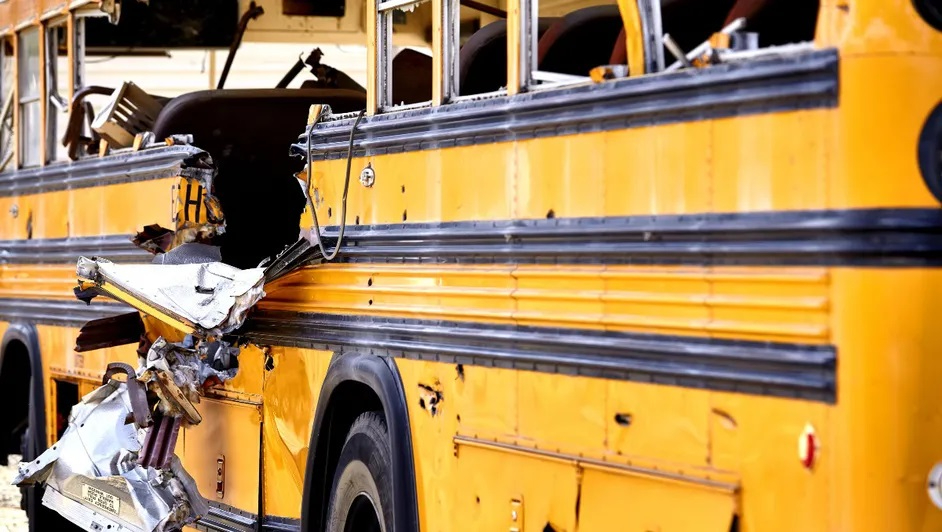 Mueren 12 niños en Sudáfrica por accidente de autobús escolar