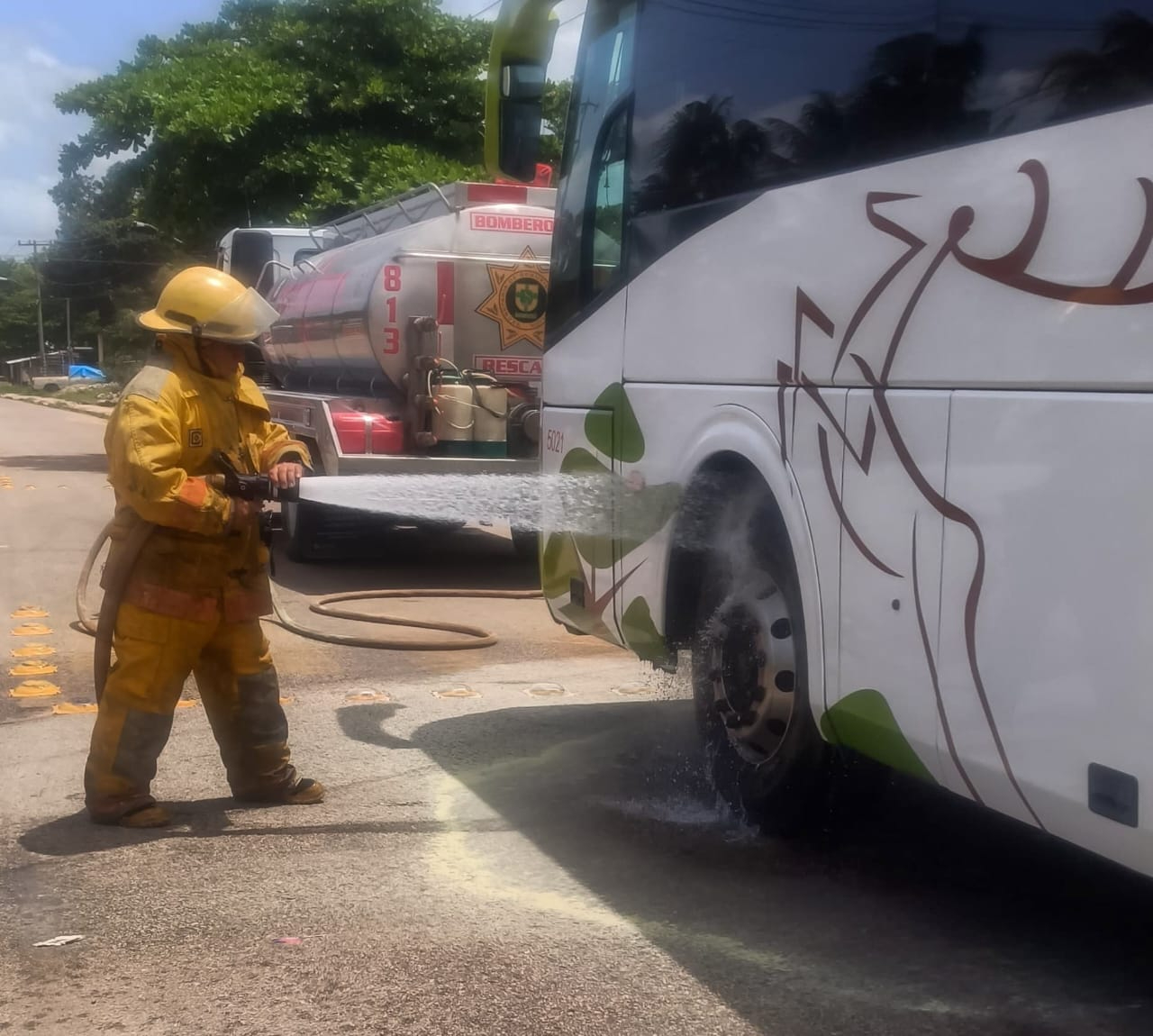 Olor a quemado alerta a pasajeros de un camión en Peto