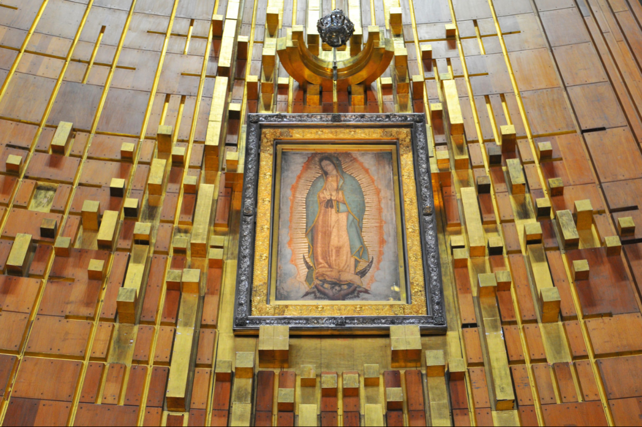 Hombre arroja piedras a imagen de la Virgen de Guadalupe porque no le cumplió un milagro