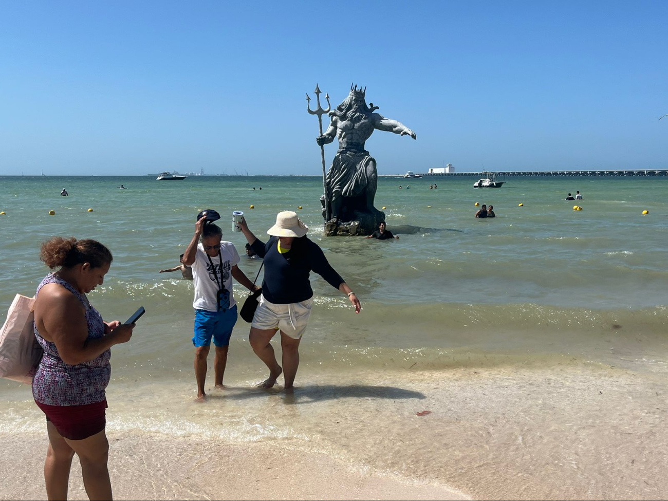 La estatua de Poseidón continúa acaparando miradas en Progreso