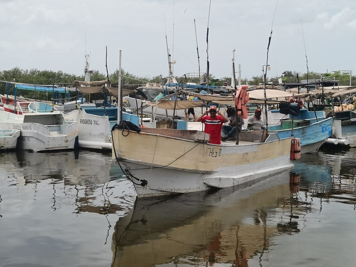 Luego de no poder trabajar varios días, por el mal tiempo, los marineros comenzaron a alistar sus lanchas para zarpar de nuevo Luego de no poder trabajar varios días, por el mal tiempo, los marineros comenzaron a alistar sus lanchas para zarpar de nuevo