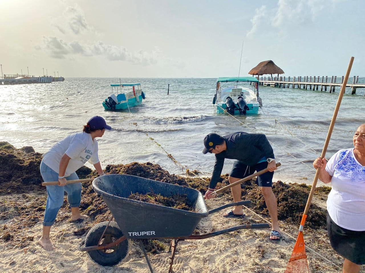 Personal de los centros de hospedaje y voluntarios se encargaron de limpiar las playas Personal de los centros de hospedaje y voluntarios se encargaron de limpiar las playas