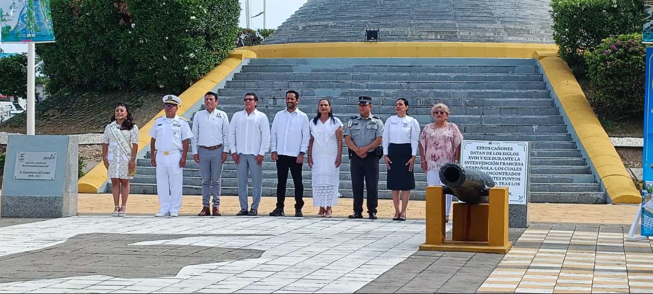 La ceremonia oﬁ cial por la conmemoración fue en la Plaza Sesquicentenario y en ella participaron autoridades civiles municipales, educativas y militares.