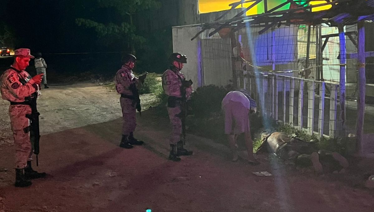 Balean a hombre, desde motocicleta en movimiento, en Cancún