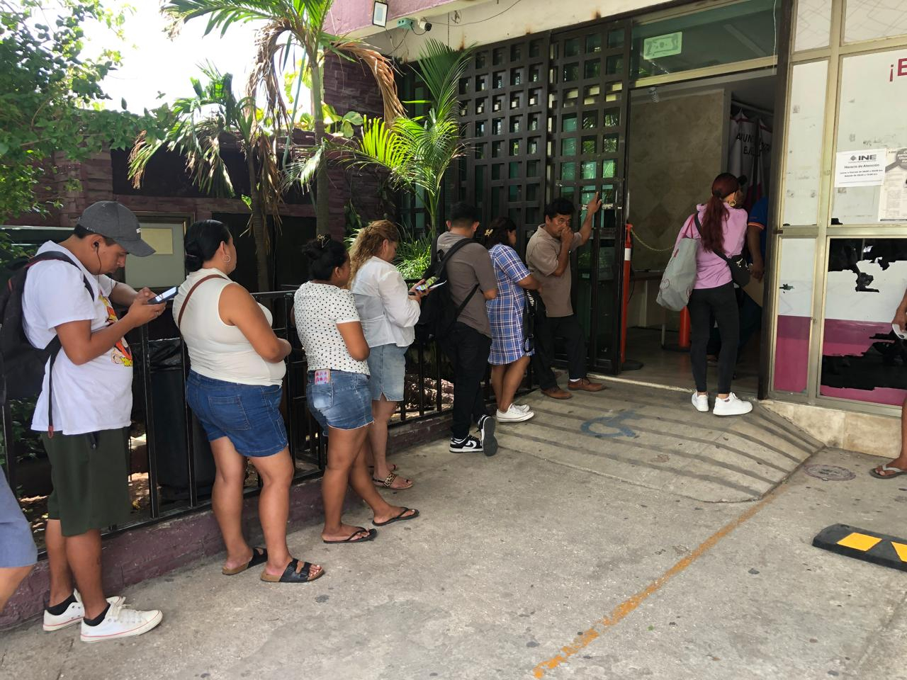 Habitantes de Quintana Roo acuden al INE a renovar su credencial electoral Habitantes de Quintana Roo acuden al INE a renovar su credencial electoral