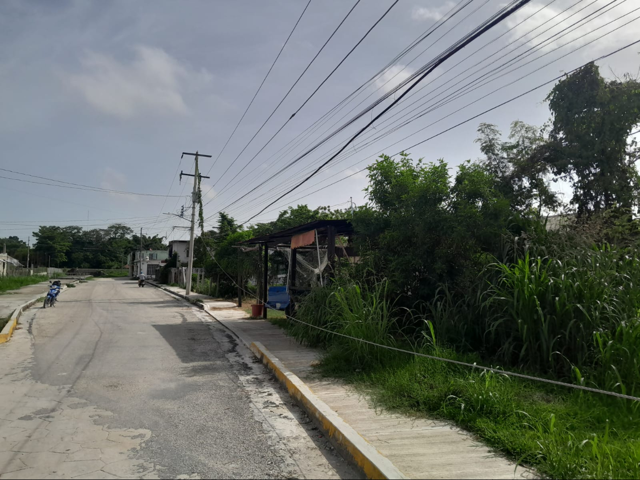 La colonia Fátima sufre apagones constantes por cables de mediana tensión dañados, agravados por la falta de separadores de cables.
