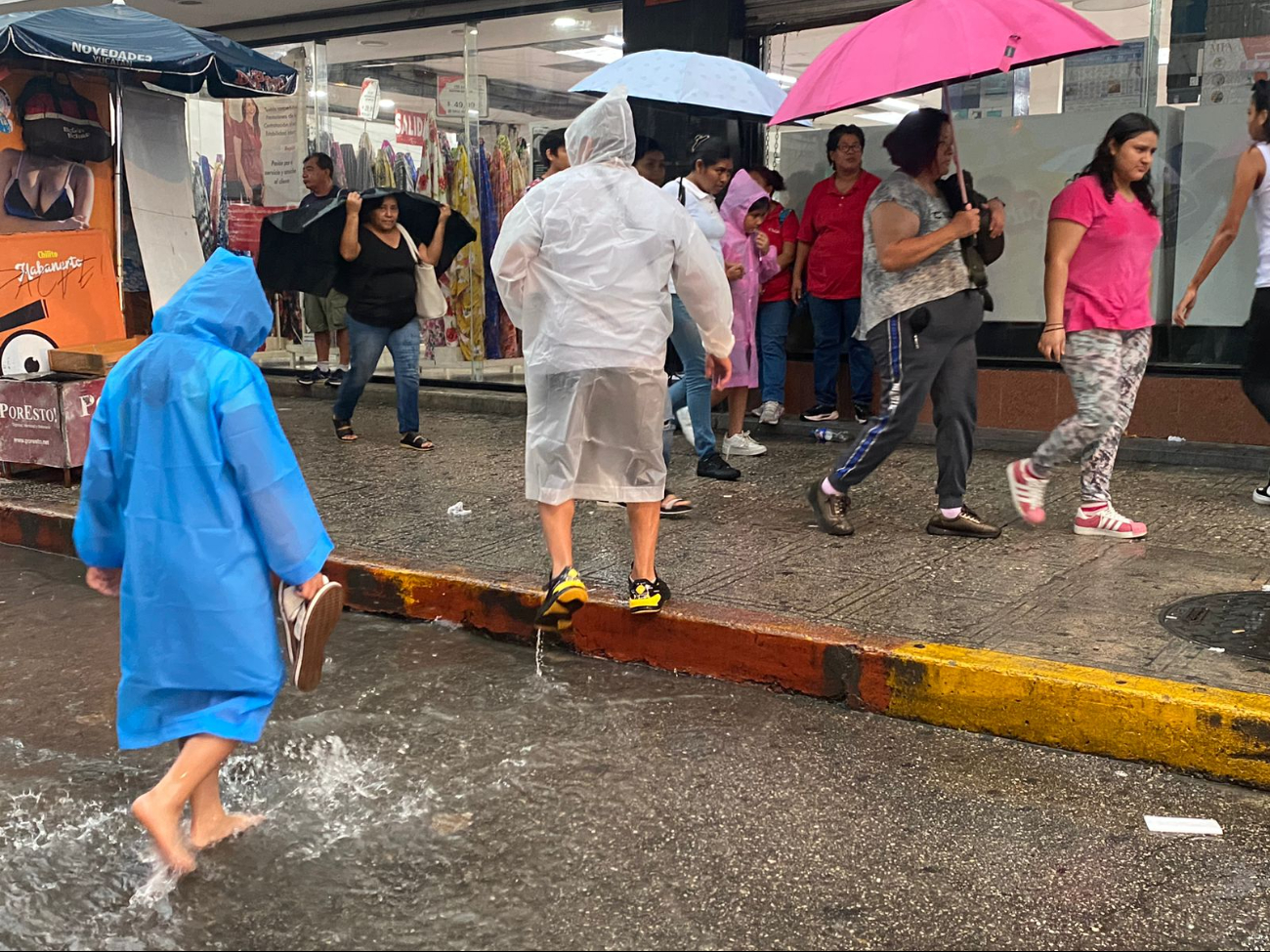 Lluvia desata caos en el Centro de Mérida... ¡Ya ni Beryl!