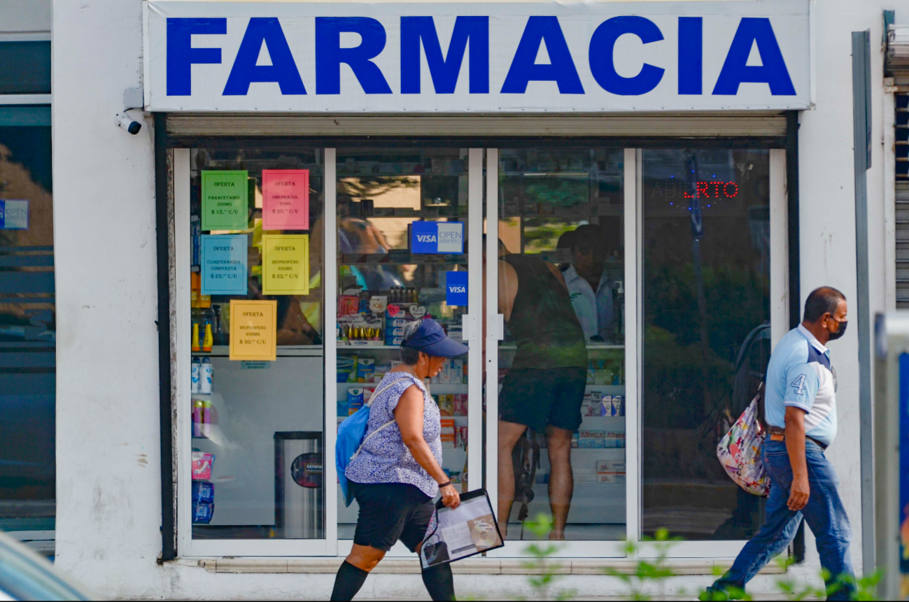 Farmacias de Cancún contratan personal sin la escolaridad mínima estipulada por la Cofepris