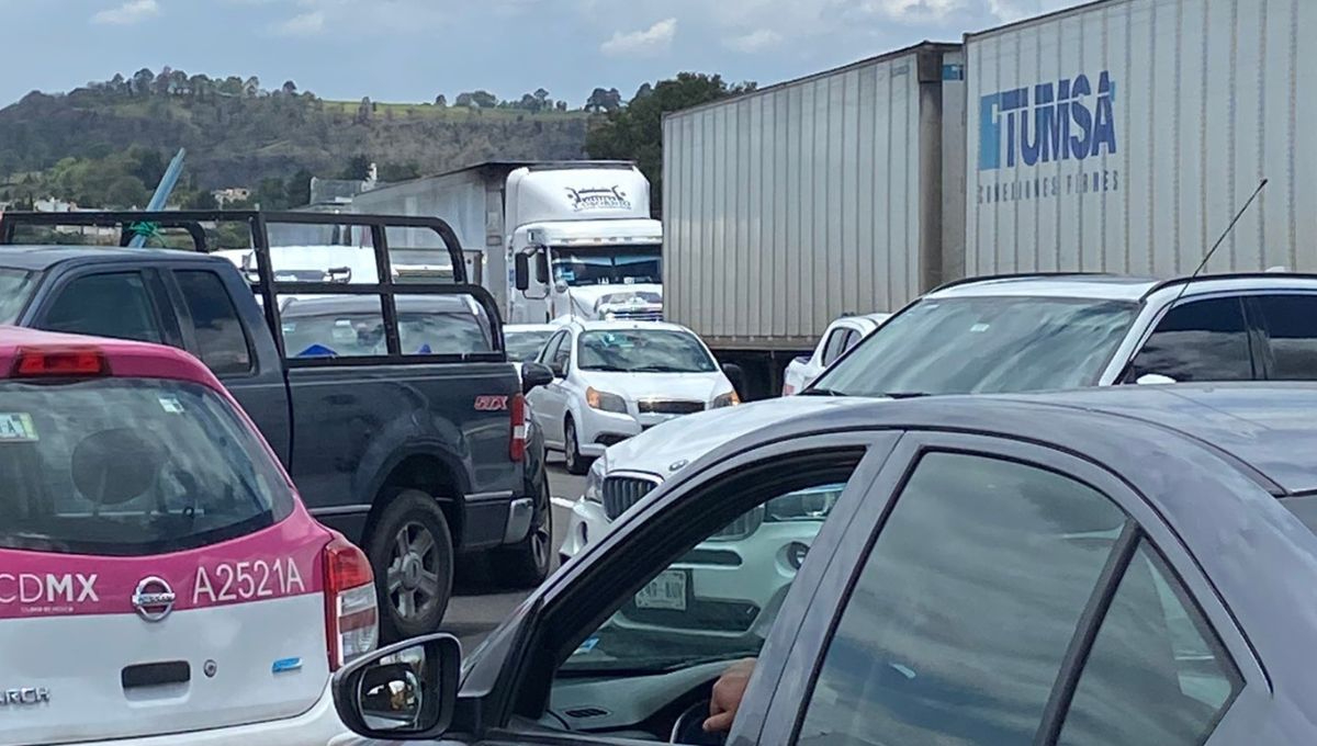 Ejidatarios bloquean autopista y carretera federal México-Puebla para exigir indemnizaciones de sus tierras