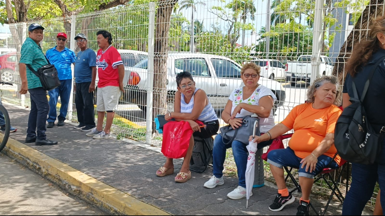 Ana Magaña y 20 jubilados del Sutunacar protestaron frente a la Rectoría de la Unacar por el adeudo de nueve quincenas