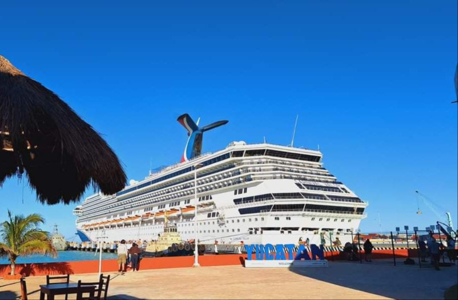 Comerciantes hacen su agosto con la llegada de cinco mil pasajeros del Carnival Valor Comerciantes hacen su agosto con la llegada de cinco mil pasajeros del Carnival Valor