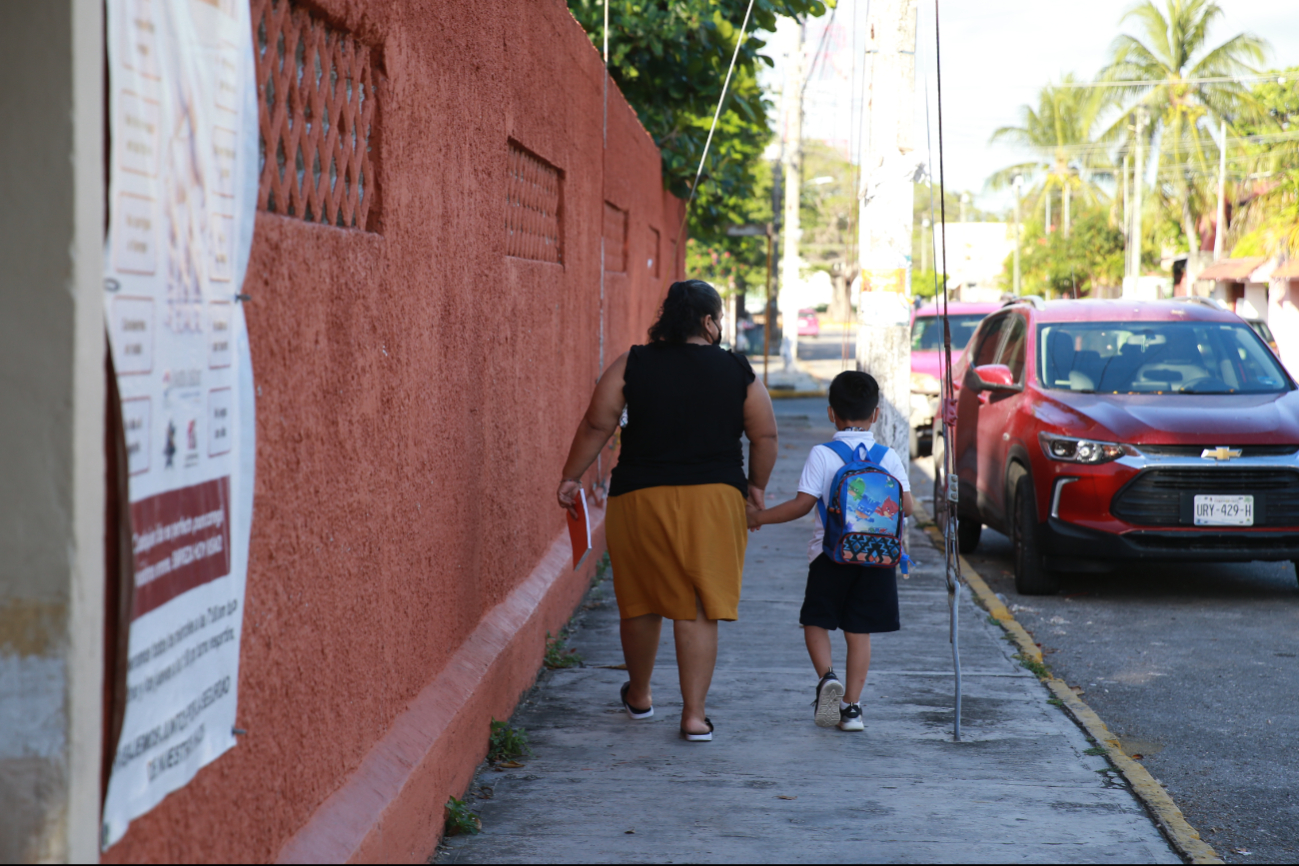 Escuelas privadas en Cancún, la única opción para madres solteras 