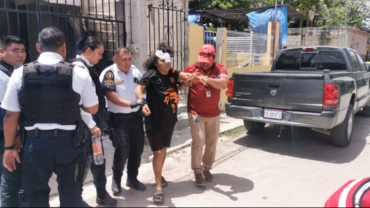 Dos mujeres fueron llevadas al hospital, una con una lesión en el rostro y otra por crisis nerviosa. Dos mujeres fueron llevadas al hospital, una con una lesión en el rostro y otra por crisis nerviosa.