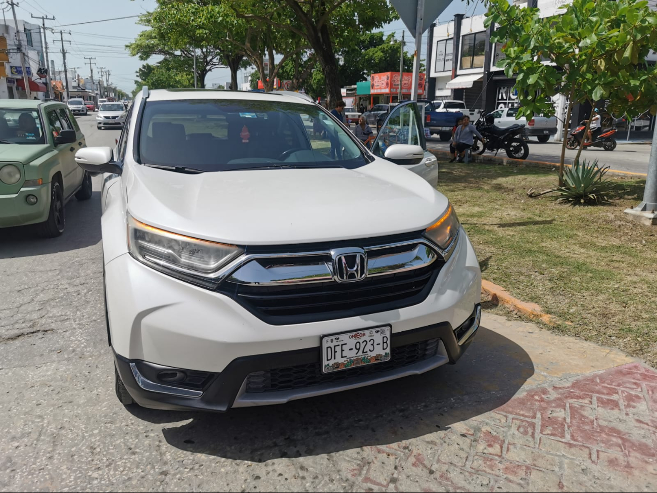 El conductor de una camioneta Honda CR-V impactó a la mujer al cruzar sin precaución. El conductor de una camioneta Honda CR-V impactó a la mujer al cruzar sin precaución.