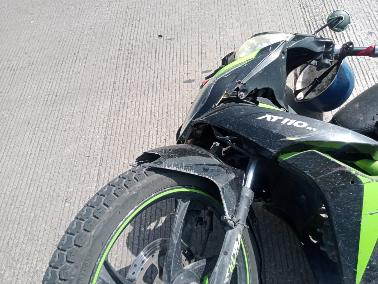 El motociclista sufrió golpes menores y no requirió atención médica. El motociclista sufrió golpes menores y no requirió atención médica.
