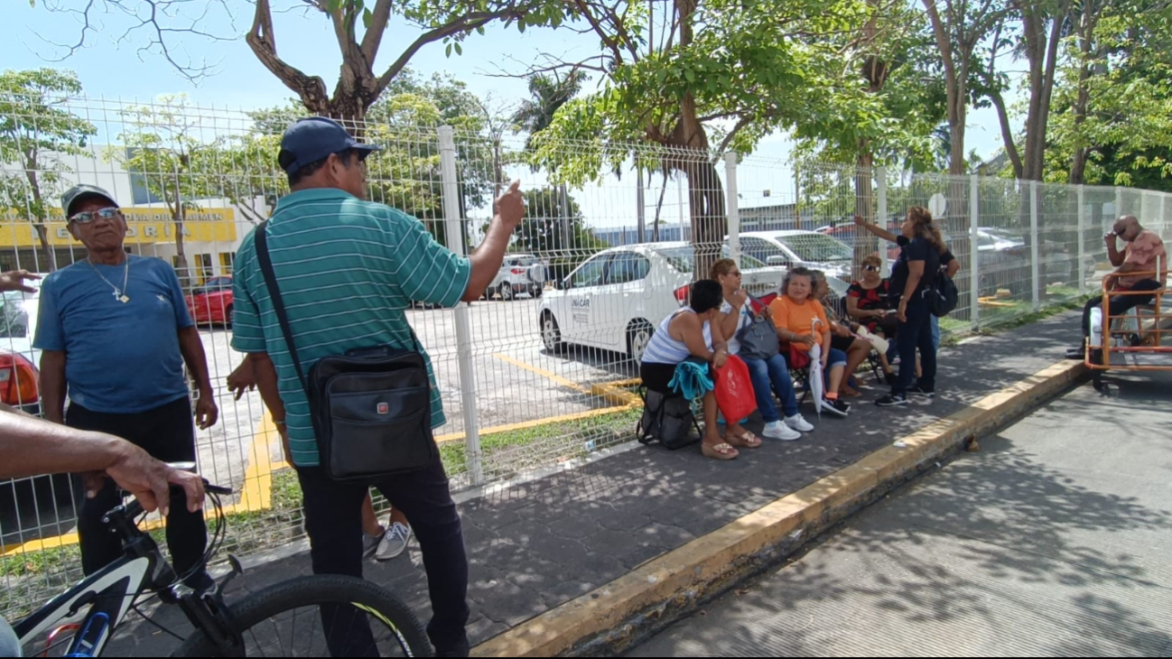 Es el tercer día consecutivo de protestas para exigir el pago de las quincenas adeudadas. Es el tercer día consecutivo de protestas para exigir el pago de las quincenas adeudadas.
