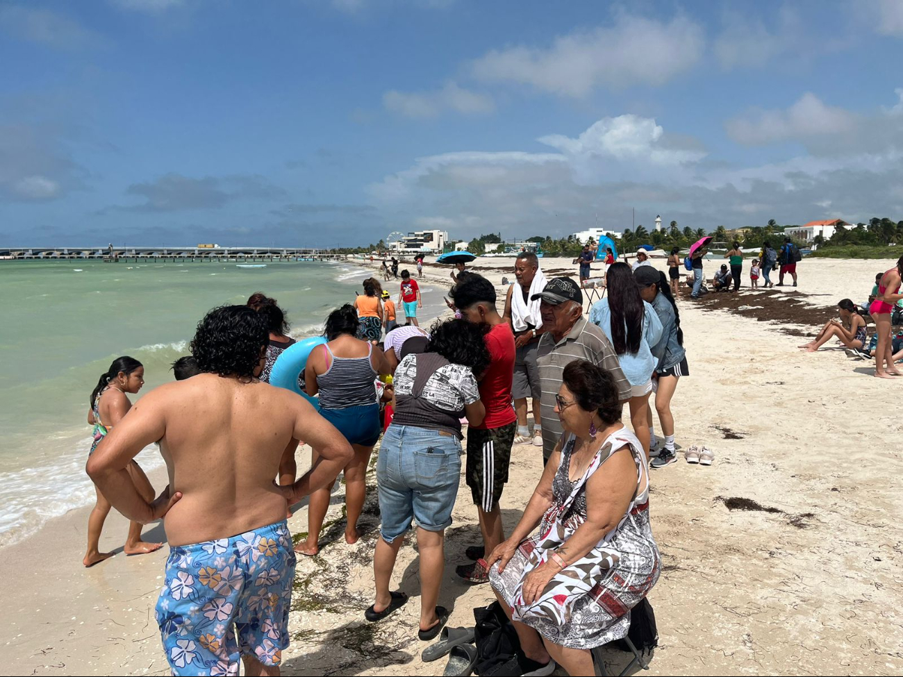 La gente se acumuló para tomarse una foto del recuerdo con Poseidón La gente se acumuló para tomarse una foto del recuerdo con Poseidón