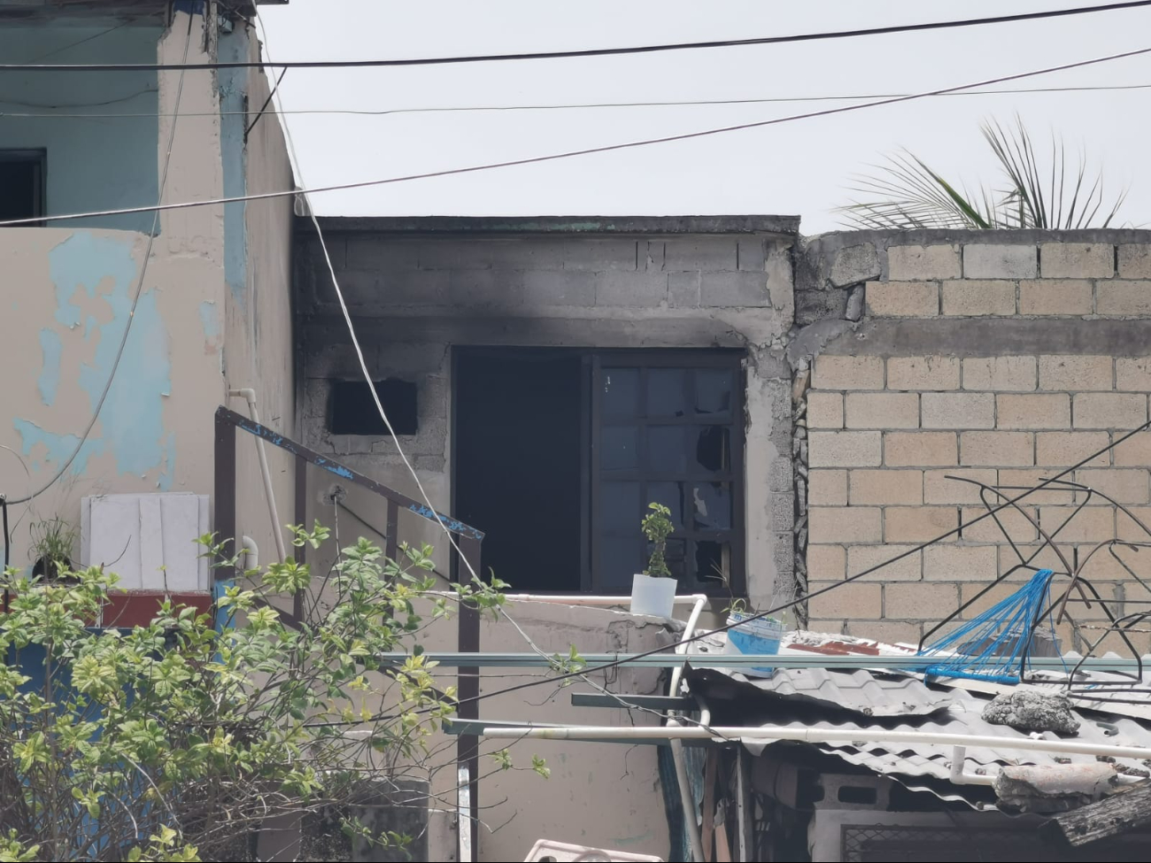 Los daños materiales fueron cuantiosos, pero no hubo personas lesionadas. Los daños materiales fueron cuantiosos, pero no hubo personas lesionadas.