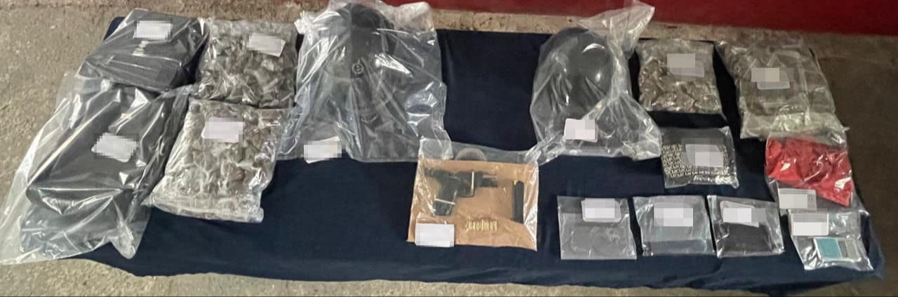 Los detenidos tenían drogas en su posesión Los detenidos tenían drogas en su posesión