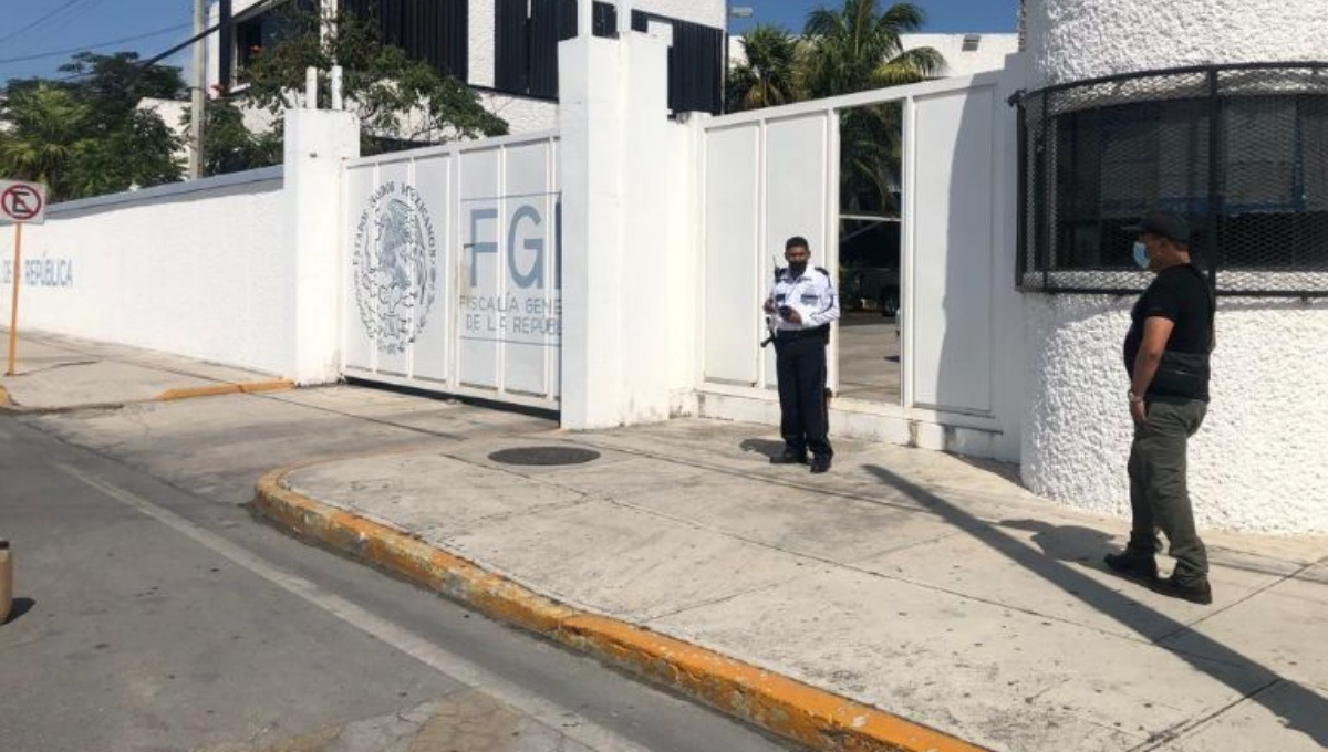   FGR investiga a dos hombres por vender relojes piratas en Cozumel  
