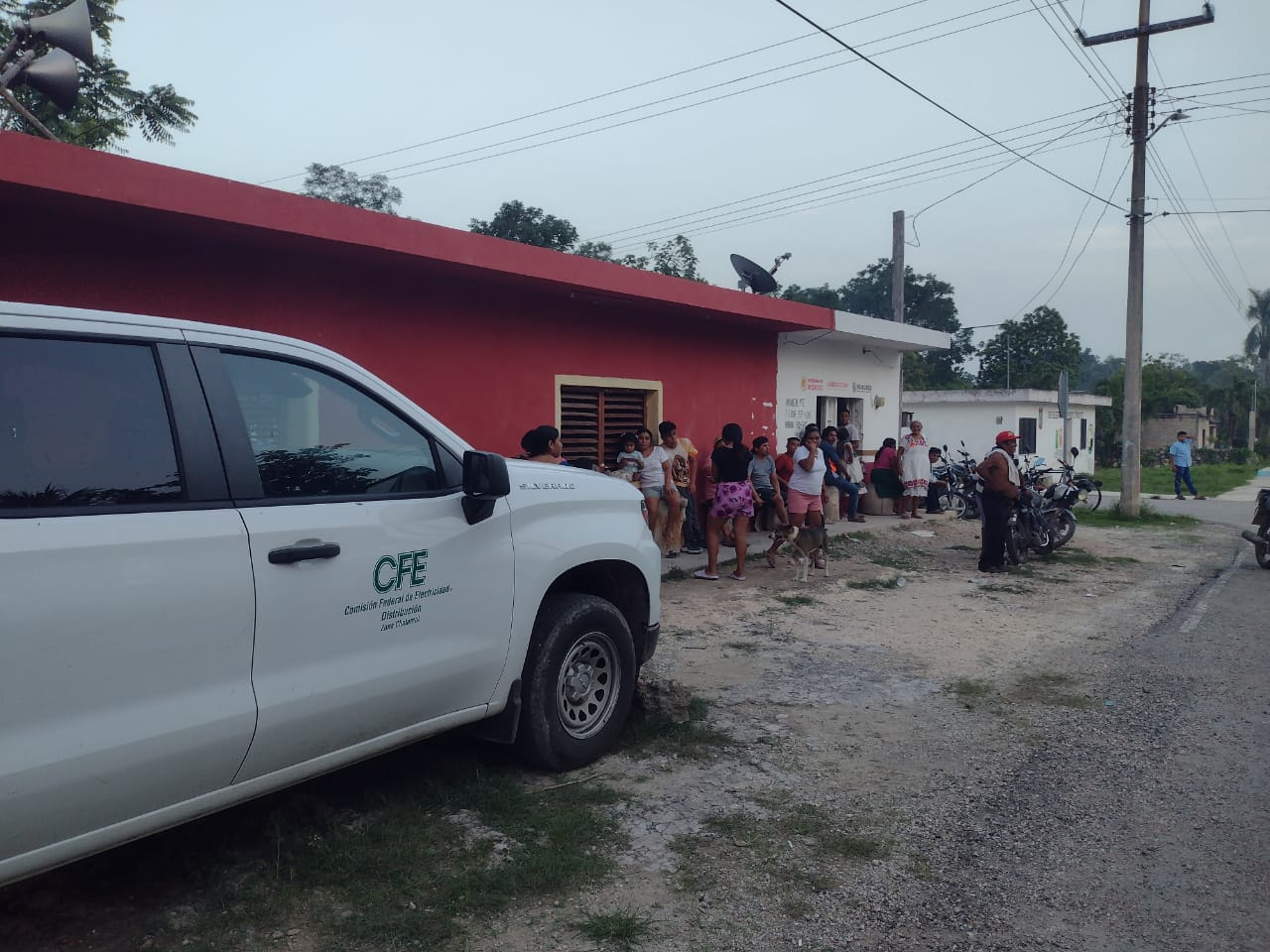 Vecinos de la zona maya de Quintana Roo retienen un camión de la CFE por los apagones