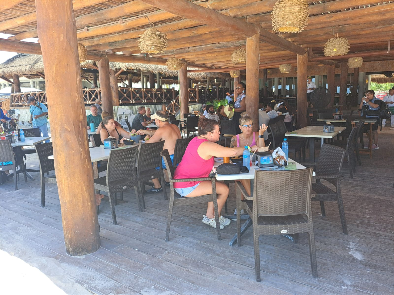 Los restaurantes ubicados frente al malecón tradicional estuvieron muy concurridos Los restaurantes ubicados frente al malecón tradicional estuvieron muy concurridos