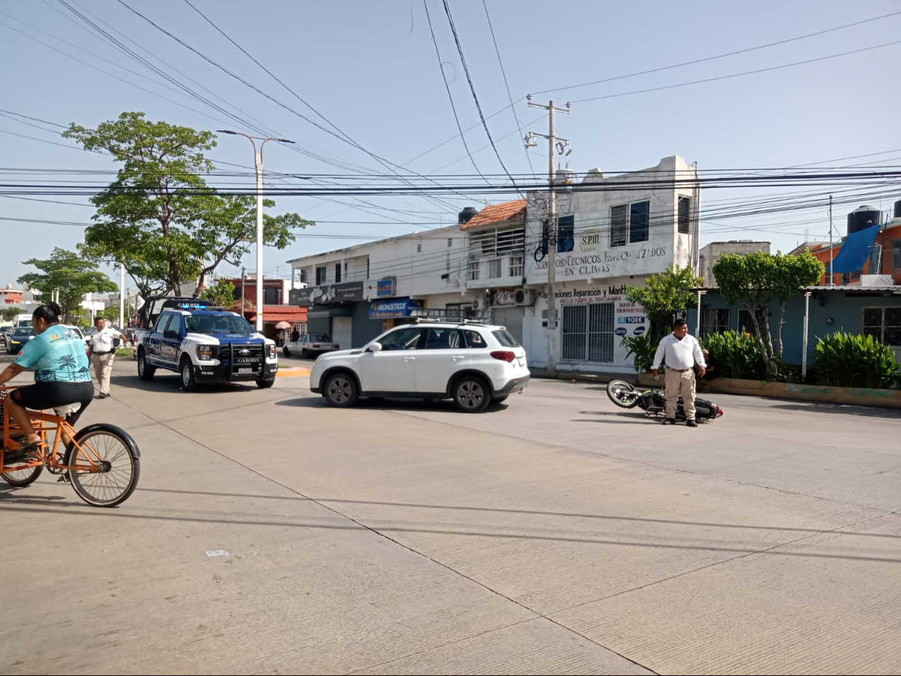   Colisión entre motocicleta y camioneta causa bloqueo vial en Ciudad del Carmen  