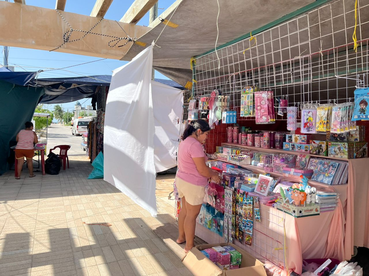 Vendedores han comenzado a instalar sus puestos en Chelem Vendedores han comenzado a instalar sus puestos en Chelem
