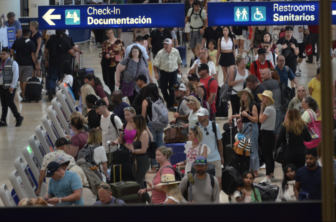 Gran afluencia de pasajeros se registra en el aeropuerto de Cancún